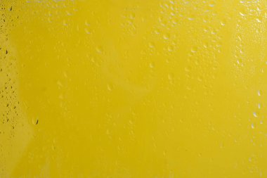 Su damlalı sarı sırık. Boşluğu kopyala. 