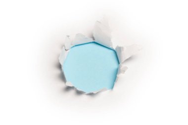 Mavi arkaplandaki beyaz kağıtta bir delik, boşluğu kopyala. 