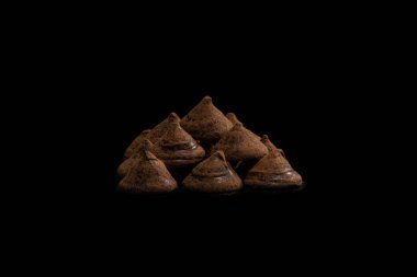 Siyah arka planda çikolatalı trüf. Çikolatalı şekerler.. 