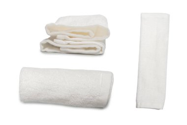 Beyaz arka planda izole edilmiş beyaz pamuklu havlu. Spa ve tatil köyü. 