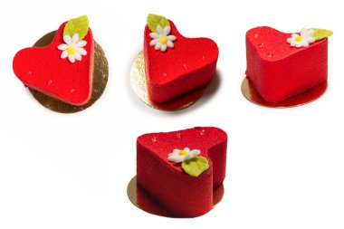 Kalp pastası beyaz arka planda izole edilmiş. Üst görünüm. 