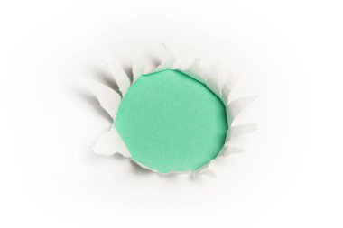 Yeşil arkaplandaki beyaz kağıtta bir delik, boşluğu kopyala. 