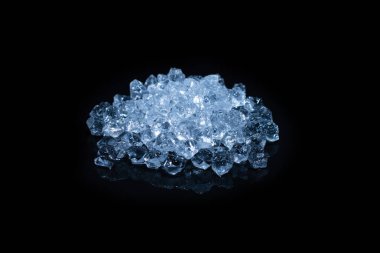 Siyah arkaplanda buz kristal küpleri, metin veya tasarım için boşluk.