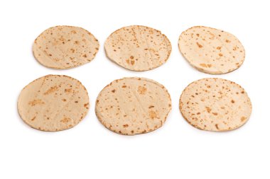 Pitta ekmeği beyaz arka planda izole edilmiş. Üst görünüm. 