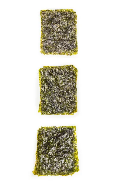 Nori yosunu beyazın üzerinde izole edilmiş. Üst görünüm