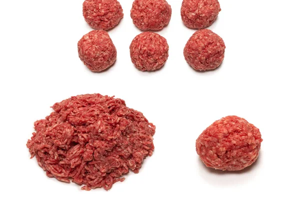 Beyaz arkaplanda çiğ et topları izole.