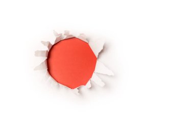 Kırmızı arkaplanda beyaz kağıtta bir delik, boşluğu kopyala. 