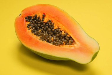 Sarı arka planda Papaya meyvesi. Tropik meyve. Yarım papaya.. 