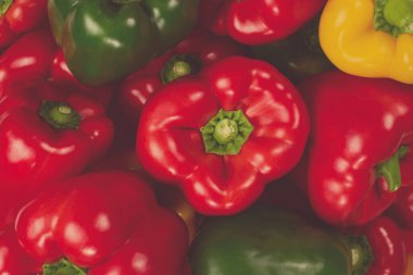 Taze kırmızı, yeşil, sarı dolmalık biber arka planı.