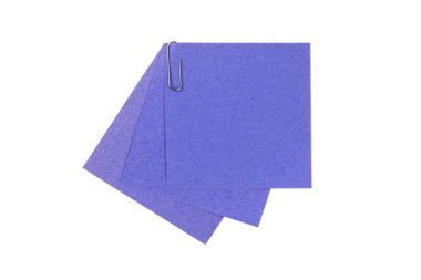 Beyaz arka planda izole edilmiş bir etiket ve ataç. Boşluğu kopyala. 