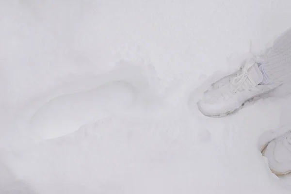 Vrouw Witte Broek Witte Sneakers Staat Een Sneeuw — Stockfoto