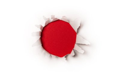 Kırmızı arkaplanda beyaz kağıtta bir delik, boşluğu kopyala. 