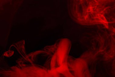 Siyah arka planda kırmızı buhar. Boşluğu kopyala.