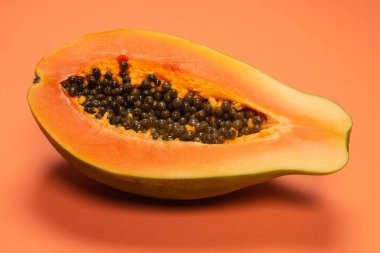 Turuncu arka planda Papaya meyvesi. Tropik meyve. Yarım papaya.. 