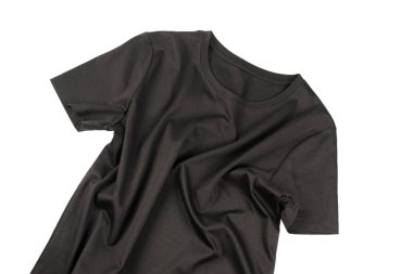 Beyaz bir arkaplanda siyah bir pamuk tişört.. 