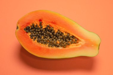 Turuncu arka planda Papaya meyvesi. Tropik meyve. Yarım papaya.. 