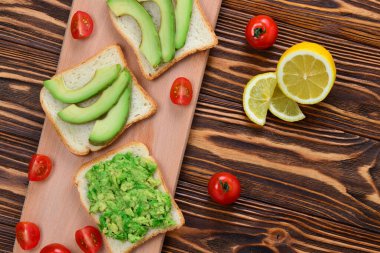 Avokado sandviçi. Taze kesilmiş avokadolarla yapılmış.