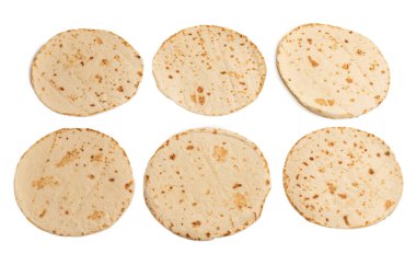 Pitta ekmeği beyaz arka planda izole edilmiş. Üst görünüm. 