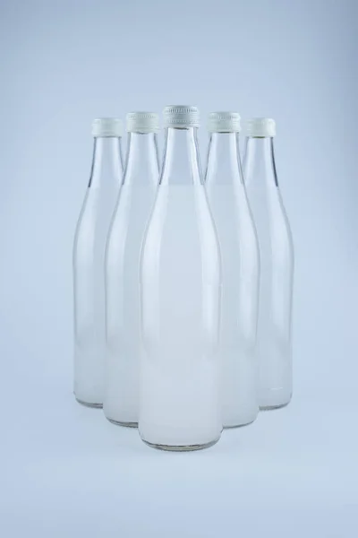 Een Witte Fles Met Een Frisdrank Ijs Geïsoleerd Een Witte — Stockfoto