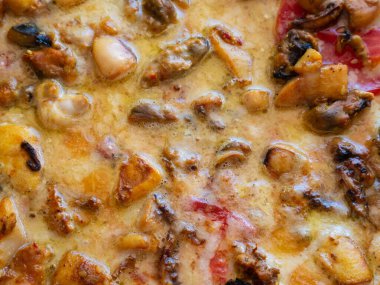 Arka plan olarak deniz ürünleri pizzası. Üst manzara, abur cubur..