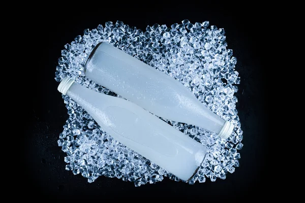 Біла Пляшка Содовою Льоду Чорному Тлі — стокове фото