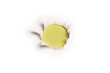 Yeşil arkaplandaki beyaz kağıtta bir delik, boşluğu kopyala. 