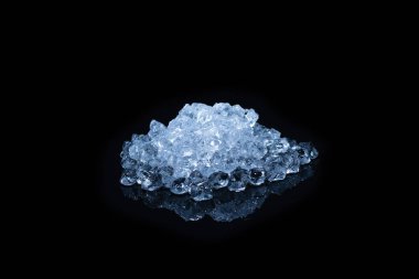 Siyah arkaplanda buz kristal küpleri, metin veya tasarım için boşluk.