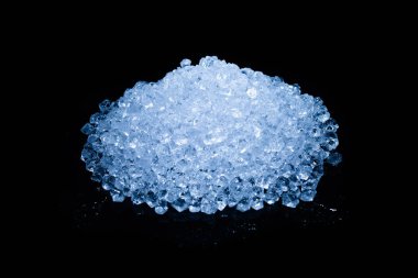 Siyah arkaplanda buz kristal küpleri, metin veya tasarım için boşluk.