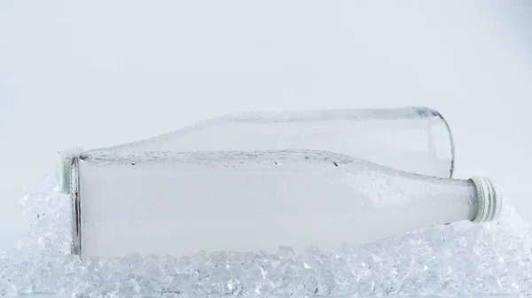 Una Botella Blanca Con Una Bebida Gaseosa Sobre Hielo Aislada — Foto de Stock