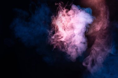 Siyah arka planda mavi ve pembe buhar. Boşluğu kopyala.