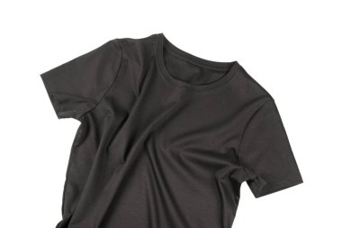 Beyaz bir arkaplanda siyah bir pamuk tişört.. 