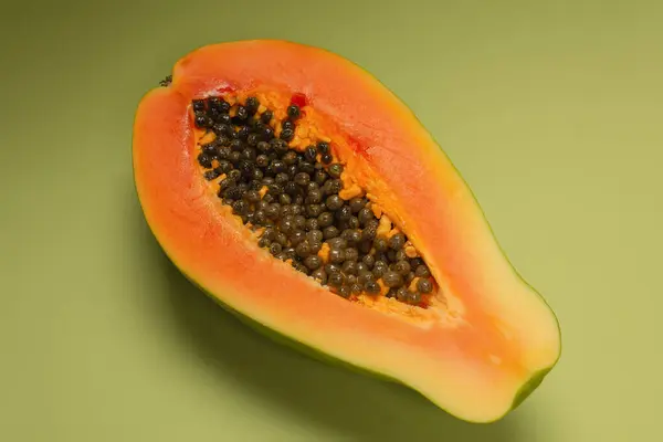 Papaya Frucht Auf Grünem Hintergrund Tropische Früchte Halbe Papaya — Stockfoto
