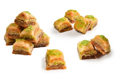 Beyaz arka planda fıstıklı baklava. Tatlı..