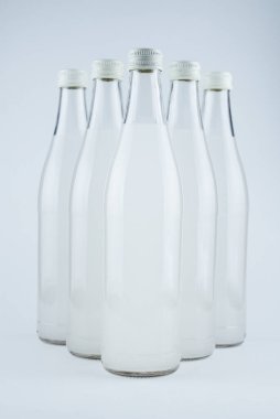 Beyaz arka planda izole edilmiş buzlu gazoz şişesi..