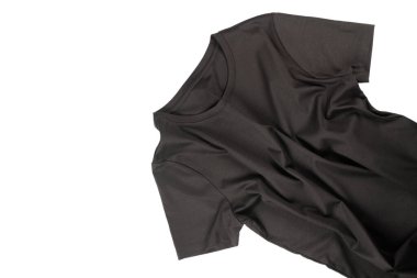 Beyaz bir arkaplanda siyah bir pamuk tişört.. 