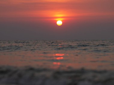 Sahilde güzel bir gün batımı. Yaz günbatımı ve deniz dalgaları