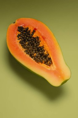 Yeşil arka planda Papaya meyvesi. Tropik meyve. Yarım papaya.. 
