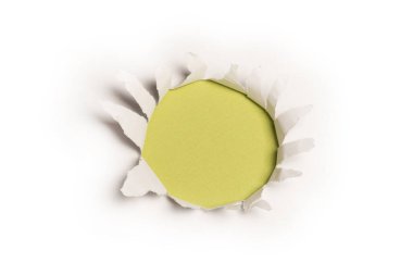 Yeşil arkaplandaki beyaz kağıtta bir delik, boşluğu kopyala. 