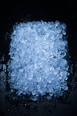 Siyah arkaplanda buz kristal küpleri, metin veya tasarım için boşluk.