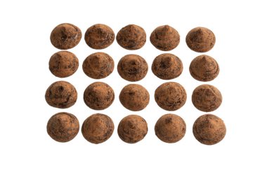 Beyaz arka planda izole edilmiş çikolatalı mantarlar. Çikolatalı şekerler.. 