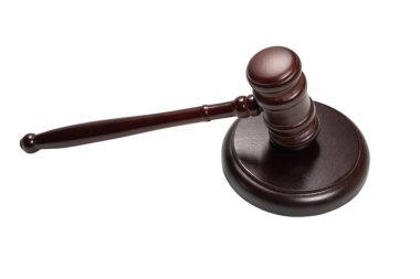 Tahta yargıç tokmak ve ses panosu beyaz arka planda izole edildi. Hukuk sistemi kavramsal.