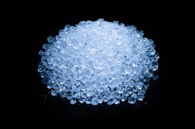 Siyah arkaplanda buz kristal küpleri, metin veya tasarım için boşluk.