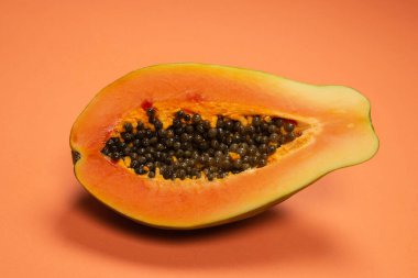 Turuncu arka planda Papaya meyvesi. Tropik meyve. Yarım papaya.. 