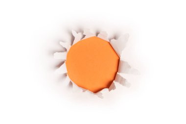 Turuncu arkaplandaki beyaz kağıtta bir delik, boşluğu kopyala. 