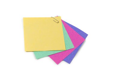 Beyaz arka planda izole edilmiş bir etiket ve ataç. Boşluğu kopyala. 