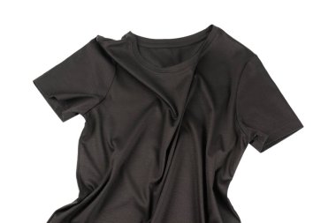 Beyaz bir arkaplanda siyah bir pamuk tişört.. 