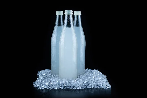 Een Witte Fles Met Een Frisdrank Ijs Een Zwarte Achtergrond — Stockfoto