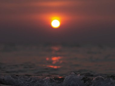 Sahilde güzel bir gün batımı. Yaz günbatımı ve deniz dalgaları