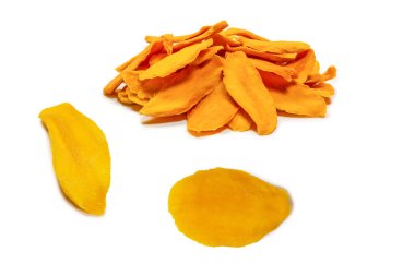 Beyaz arka planda izole edilmiş kuru, lezzetli mango dilimleri. Üst görünüm. 