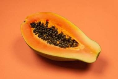 Turuncu arka planda Papaya meyvesi. Tropik meyve. Yarım papaya.. 